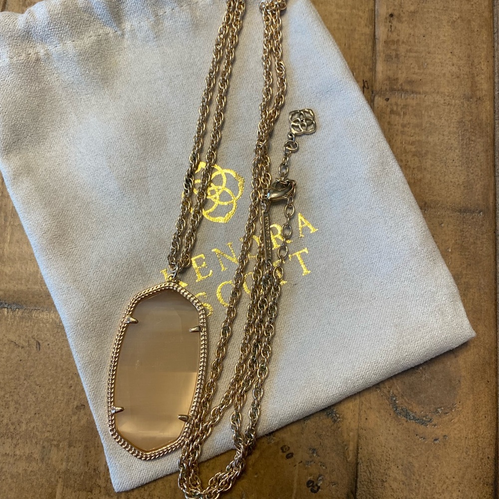 Kendra Scott Rose Gold Rae Necklace in Peach Cat’s Eye